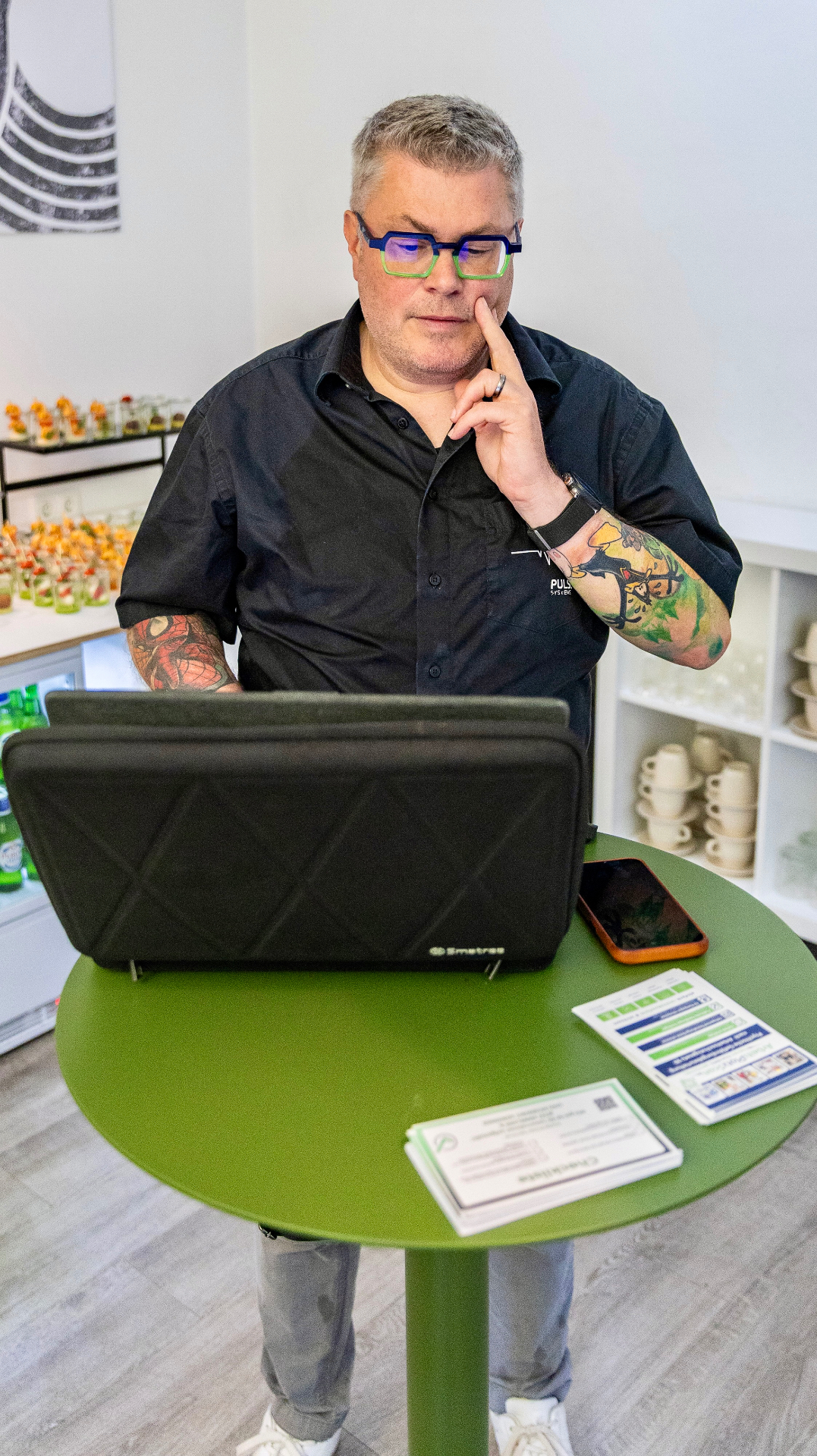 Oliver Puls im Gespräch und bei der Vorbereitung von Beratungsinhalten