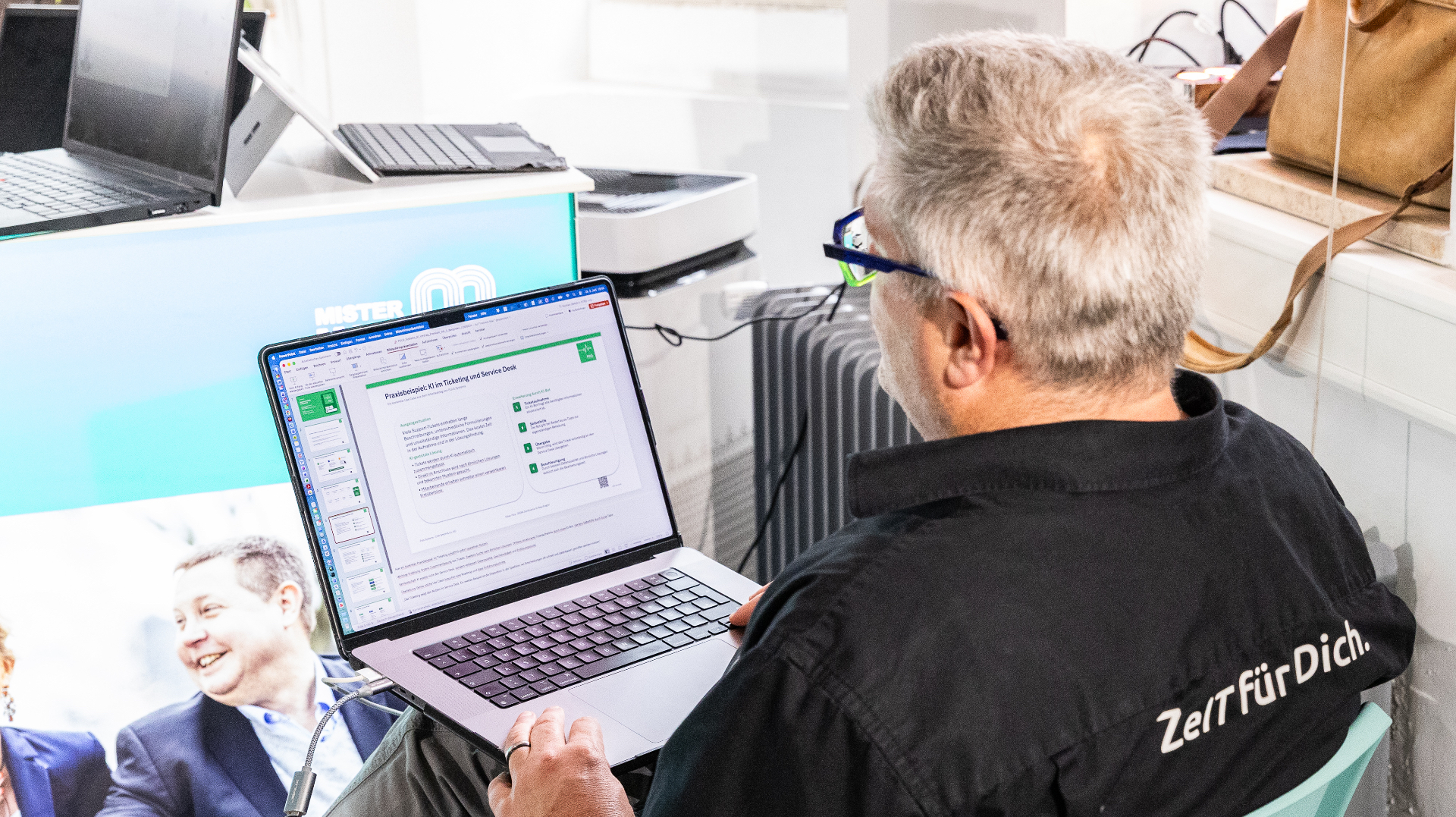 Oliver Puls arbeitet konzentriert an einem Laptop mit Präsentationsunterlagen